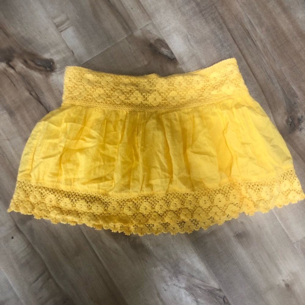 🌞 Blue Asphalt Size XS Yellow Lace Mini Skirt